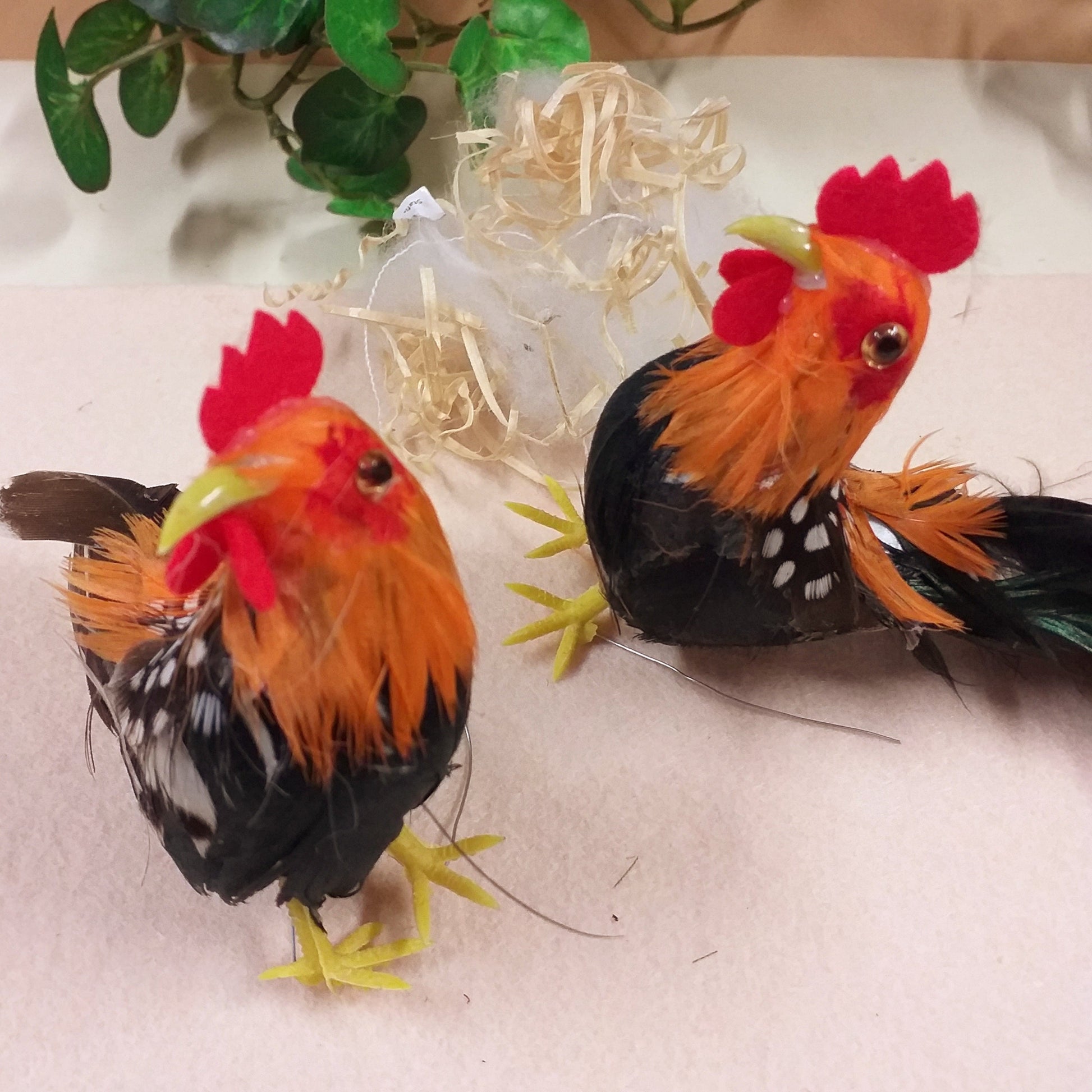 coppia arancione marrone nero gallo gallina piume ciniglia statuette gallinacei miniature 8 cm uso allestimento pollaio decorazioni pasquali addobbi primaverili fai da te vetrine packaging chiudipacco uova sorpresa