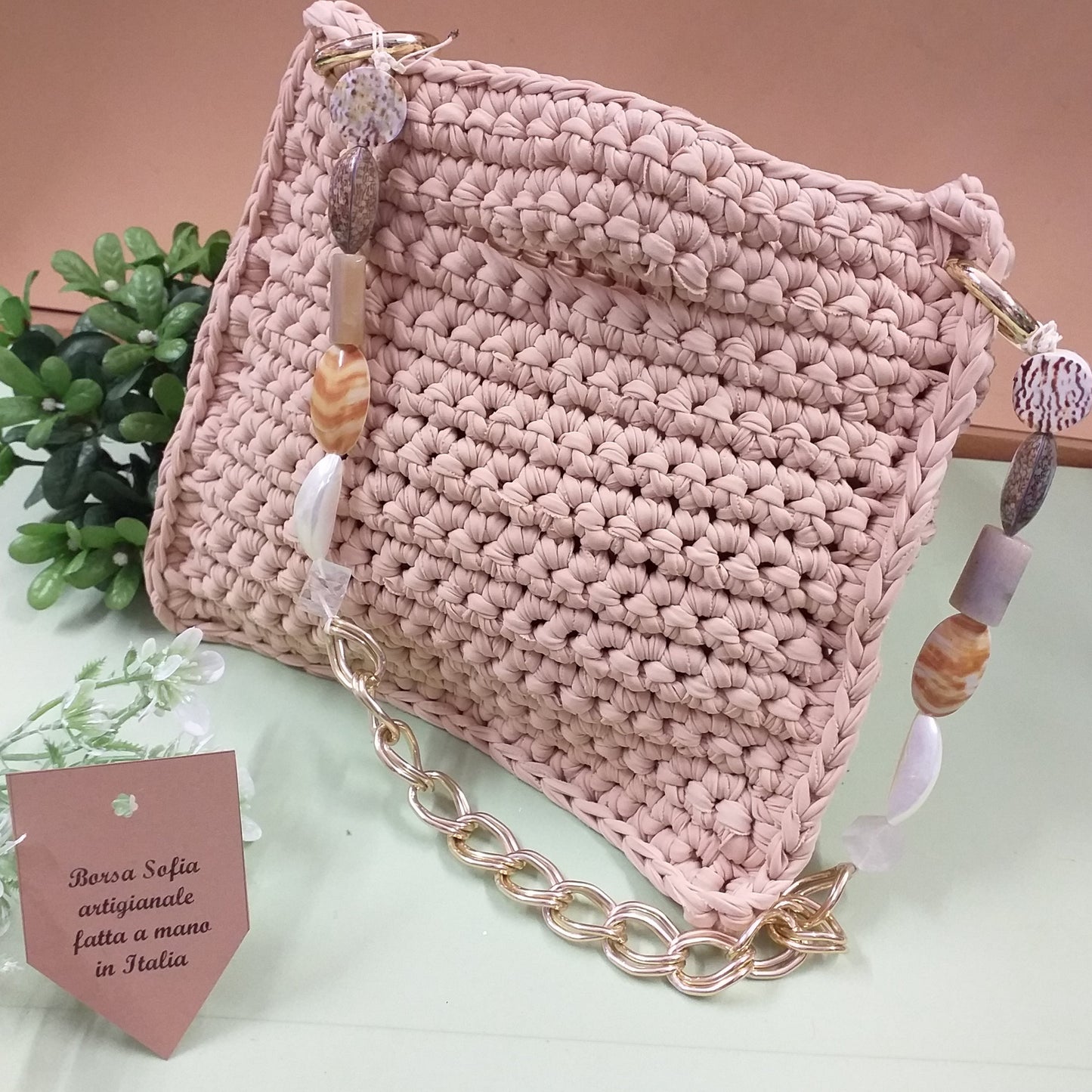 Borsa Sofia fettuccia lycra beige tinta pelle carne chiaro artigianale fatta a mano in Italia modello pochette cerimonia matrimonio giorno sera manico gioiello catena perle pietre conchiglie
