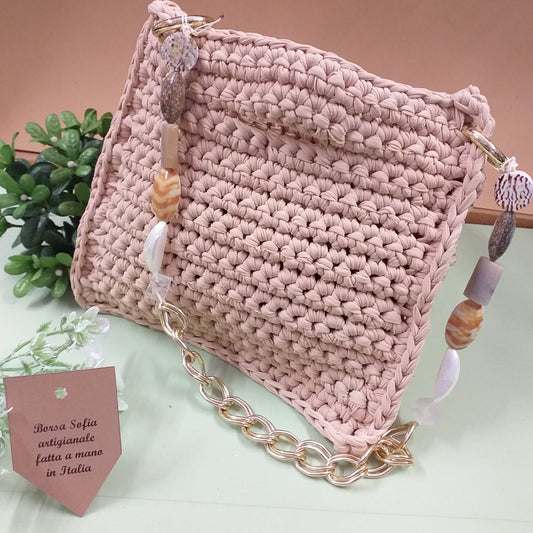 Borsa Sofia fettuccia lycra beige tinta pelle carne chiaro artigianale fatta a mano in Italia modello pochette cerimonia matrimonio giorno sera manico gioiello catena perle pietre conchiglie