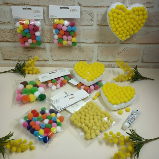 pompon colorati gialli palline miste colorate per lavoretti pasquali bambini creativi hobby bricolage decorazioni idea rivestire cuori polistirolo festa della donna