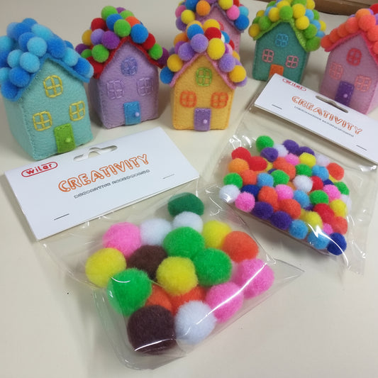 pompon colorati palline miste colorate per lavoretti natalizi bambini creativi hobby bricolage decorazioni idea rivestire casette feltro villaggio Natale