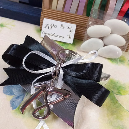 coccarda nero-bianco bustina cartoncino argento portachiavi metallo anello catenella numero 18 bomboniera diciottesimo compleanno confezionata o kit fai da te bigliettino nastro confetti