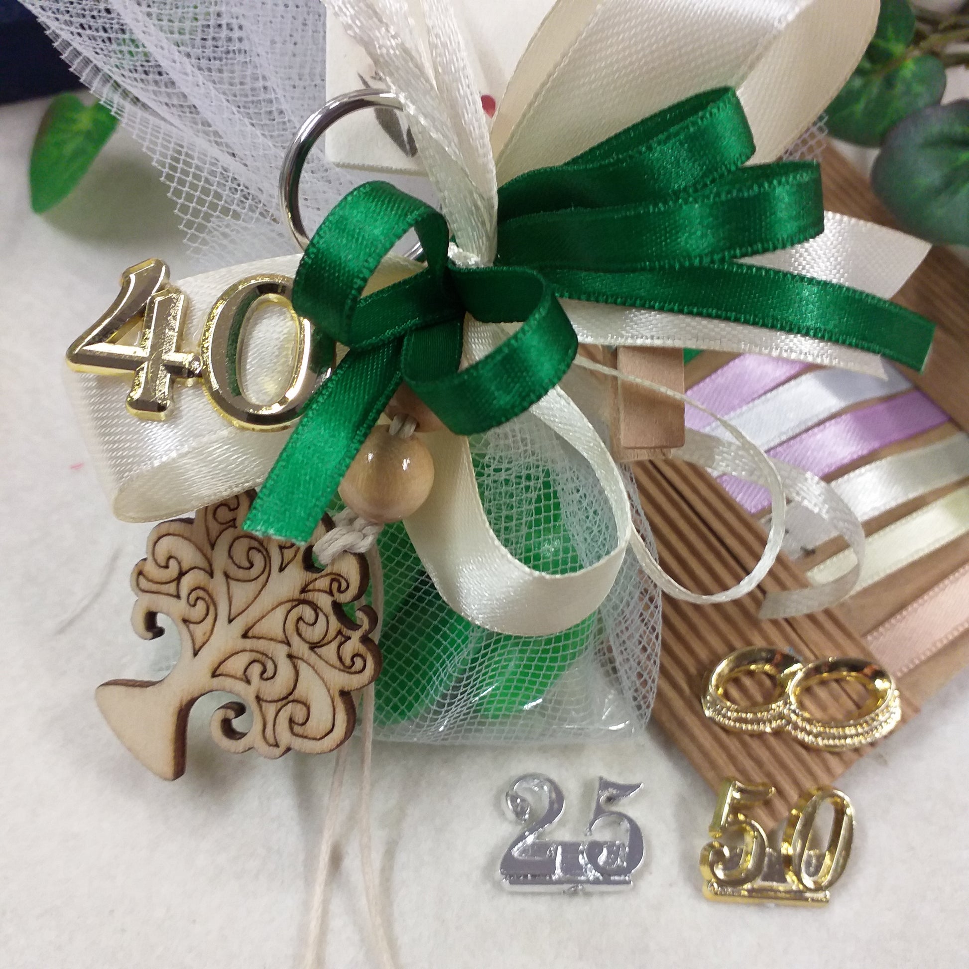 albero della vita portachiavi eco-friendly legno naturale matrimonio uso bomboniera confezionata confetti bigliettino o anniversario matrimonio cinquantesimo venticinquesimo da personalizzare simboli di plastica fedi numero 40 25 50 nozze d'oro d'argento di smeraldo