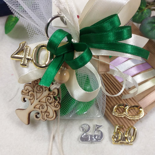 albero della vita portachiavi eco-friendly legno naturale matrimonio uso bomboniera confezionata confetti bigliettino o anniversario matrimonio cinquantesimo venticinquesimo da personalizzare simboli di plastica fedi numero 40 25 50 nozze d'oro d'argento di smeraldo