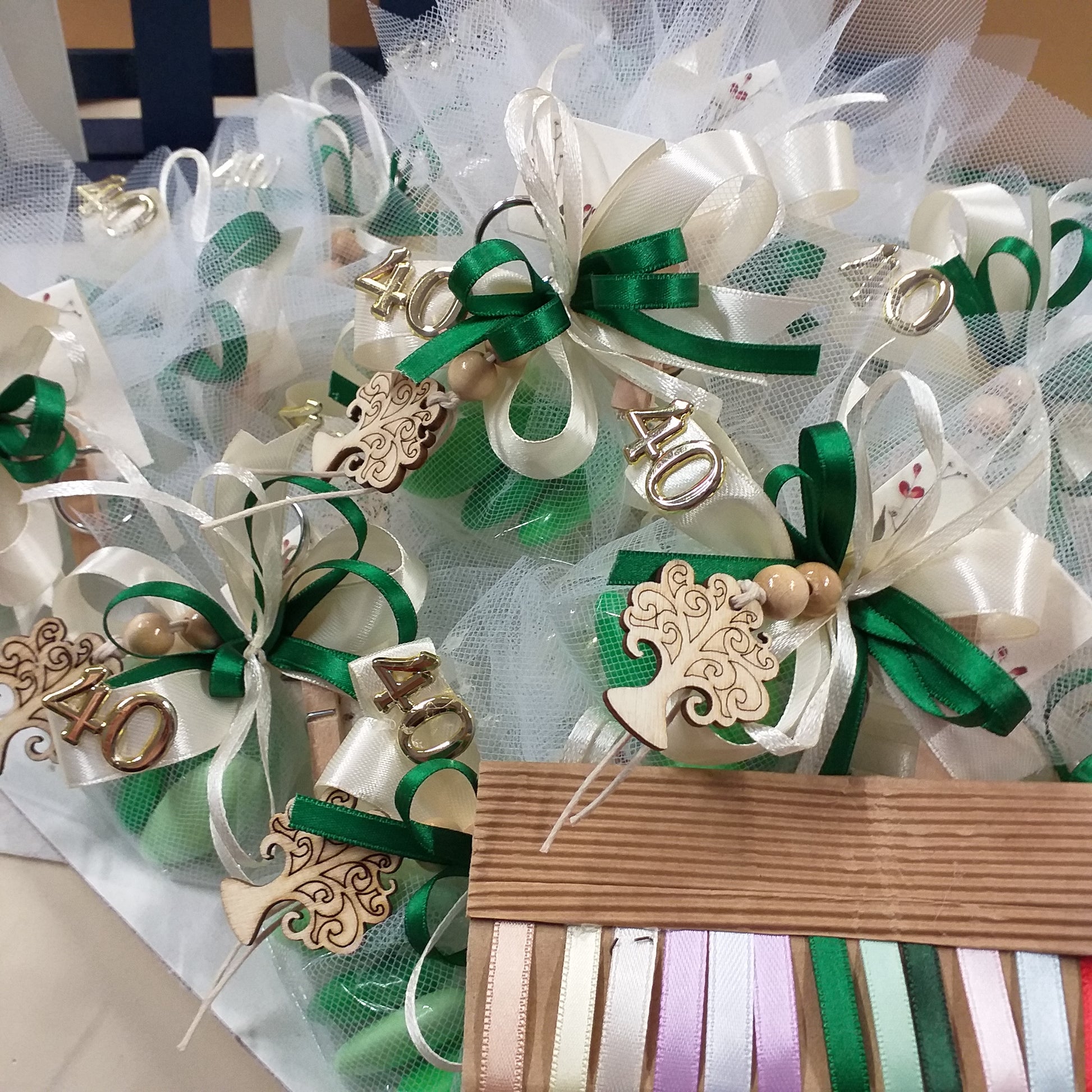 colori disponibili albero della vita portachiavi eco-friendly legno naturale matrimonio uso bomboniera confezionata confetti bigliettino o anniversario matrimonio cinquantesimo venticinquesimo da personalizzare simboli di plastica fedi numero 40 25 50