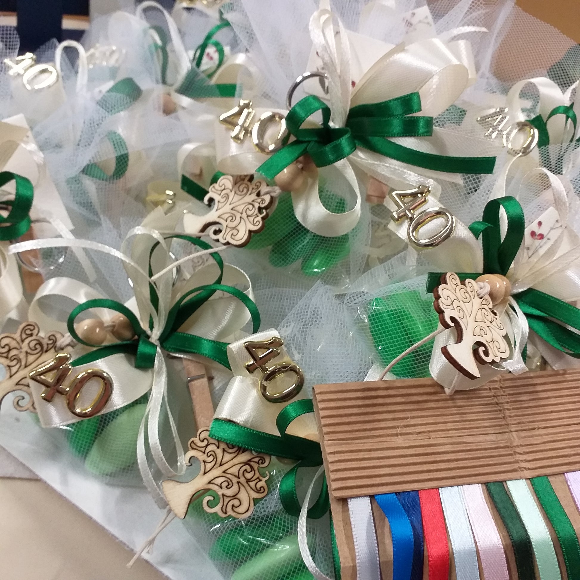 come confezionare albero della vita portachiavi eco-friendly legno naturale matrimonio uso bomboniera confezionata confetti bigliettino o anniversario matrimonio cinquantesimo venticinquesimo da personalizzare simboli di plastica fedi numero 40 25 50