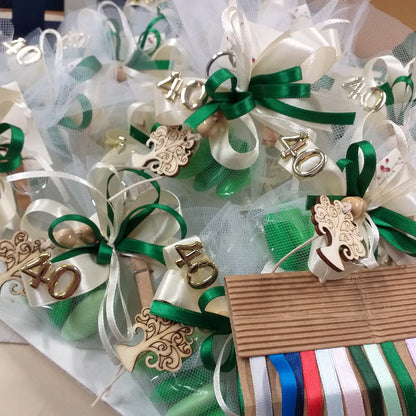 come confezionare albero della vita portachiavi eco-friendly legno naturale matrimonio uso bomboniera confezionata confetti bigliettino o anniversario matrimonio cinquantesimo venticinquesimo da personalizzare simboli di plastica fedi numero 40 25 50