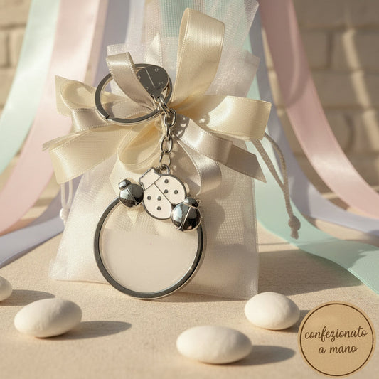 confezionato a mano nastro crema grigio perla sacchetto organza confetti portachiavi coccinelle smalto acciaio e disco con sabbia mobile cinetica bomboniera comunione cresima matrimonio laurea