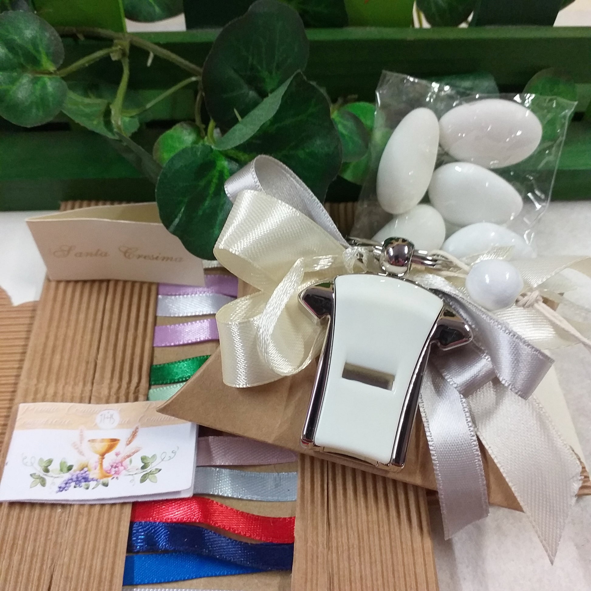 shabby panna grigio chiaro Cresima Comunione ricordino souvenir oggettino portachiavi maglietta fischietto ciondolo pallone di calcio confezionata bustina beige avana kraft coccarda nastro 5 confetti italiani
