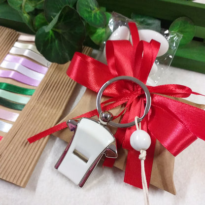 rosso Cresima Comunione ricordino souvenir oggettino portachiavi maglietta fischietto ciondolo pallone di calcio confezionata bustina beige avana kraft coccarda nastro 5 confetti italiani