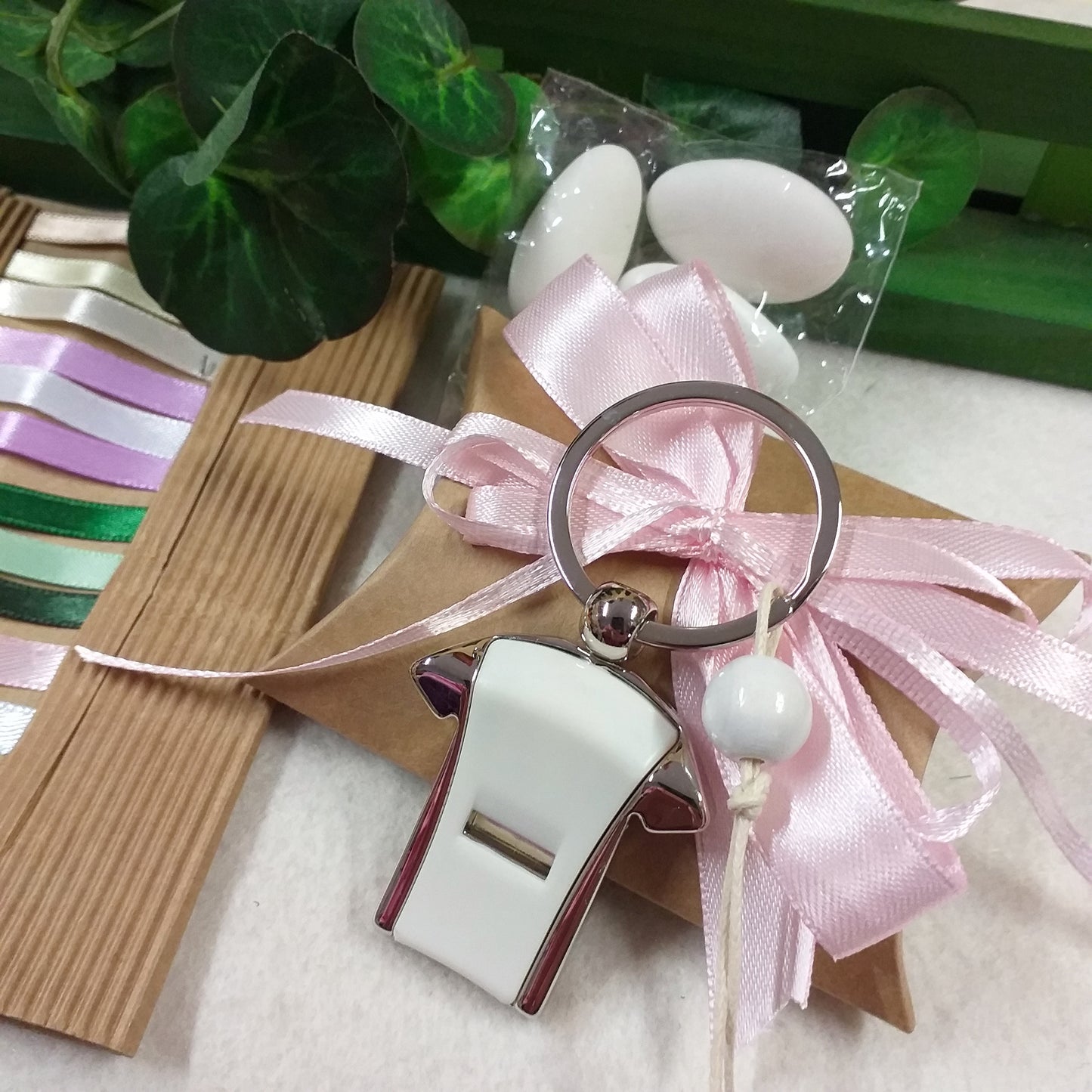 rosa bambina Comunione Cresima ricordino souvenir oggettino portachiavi maglietta fischietto ciondolo pallone di calcio confezionata bustina beige avana kraft coccarda nastro 5 confetti italiani