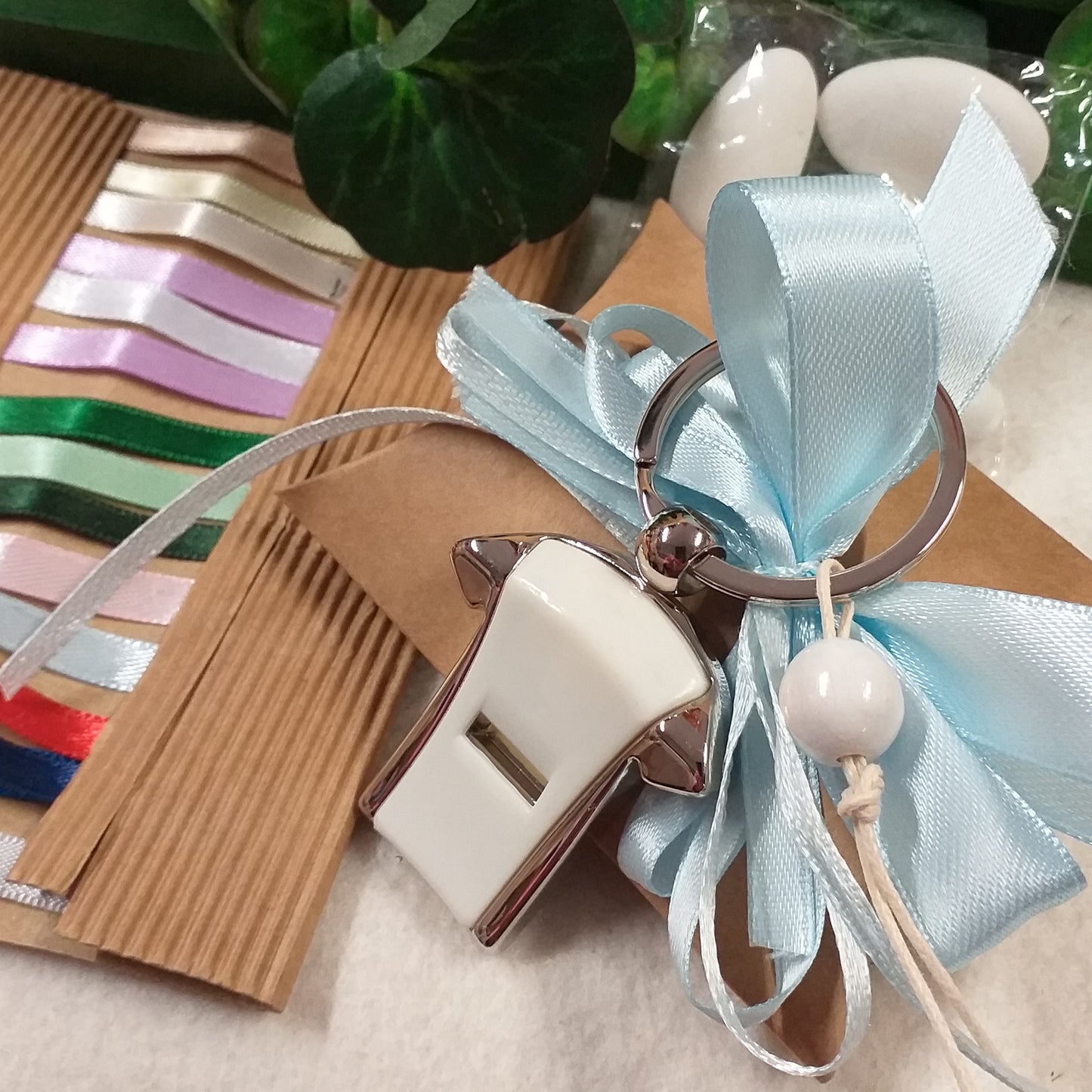 azzurro bambino maschietto Comunione Cresima ricordino souvenir oggettino portachiavi maglietta fischietto ciondolo pallone di calcio confezionata bustina beige avana kraft coccarda nastro 5 confetti italiani