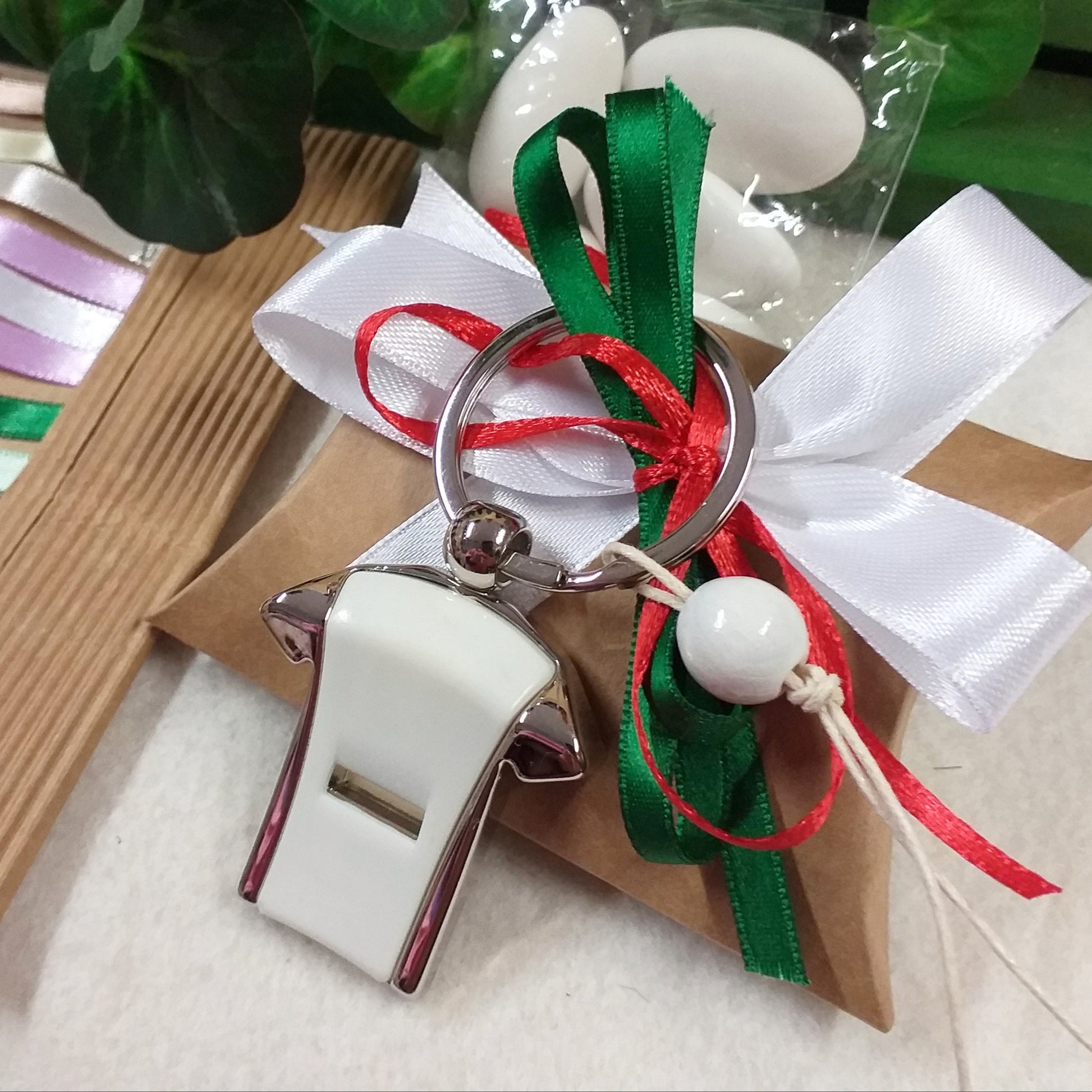 colori made in italy bianco rosso verde ricordino souvenir oggettino portachiavi maglietta fischietto ciondolo pallone di calcio confezionata bustina beige avana kraft coccarda nastro 5 confetti italiani