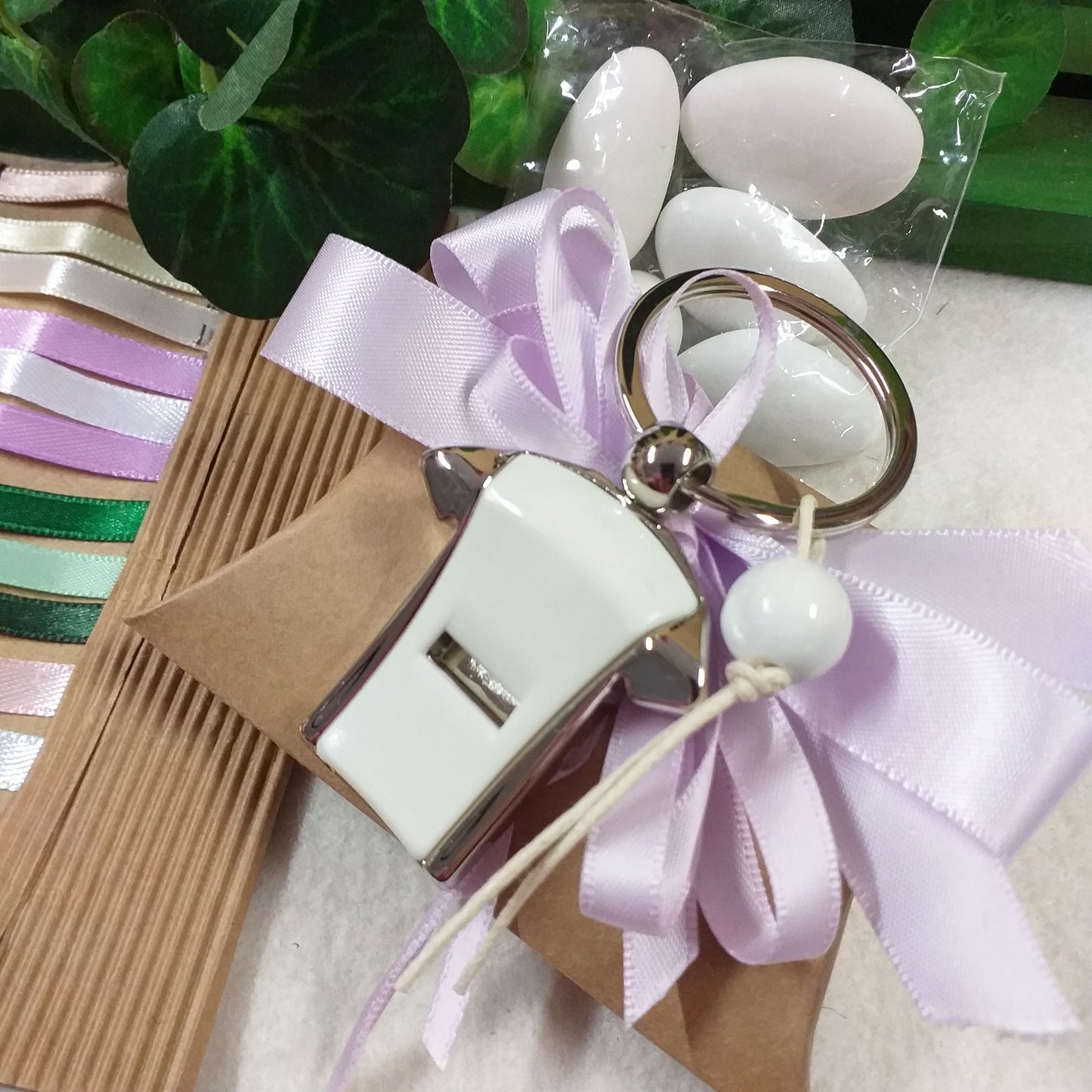 lilla glicine lavanda ricordino souvenir oggettino portachiavi maglietta fischietto ciondolo pallone di calcio confezionata bustina beige avana kraft coccarda nastro 5 confetti italiani