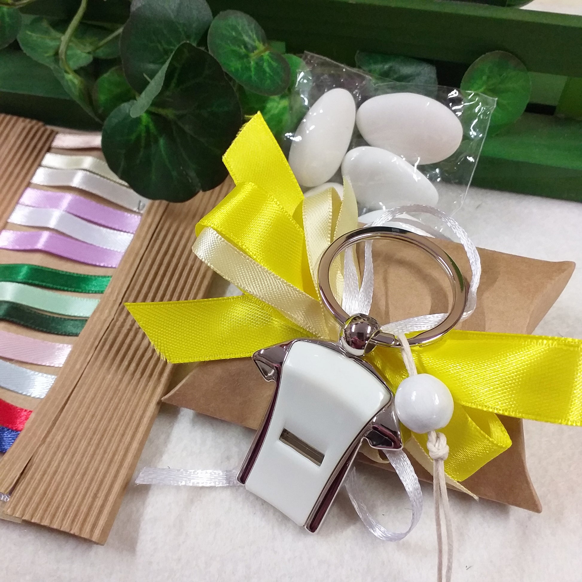 giallo Comunione Cresima ricordino souvenir oggettino portachiavi maglietta fischietto ciondolo pallone di calcio confezionata bustina beige avana kraft coccarda nastro 5 confetti italiani