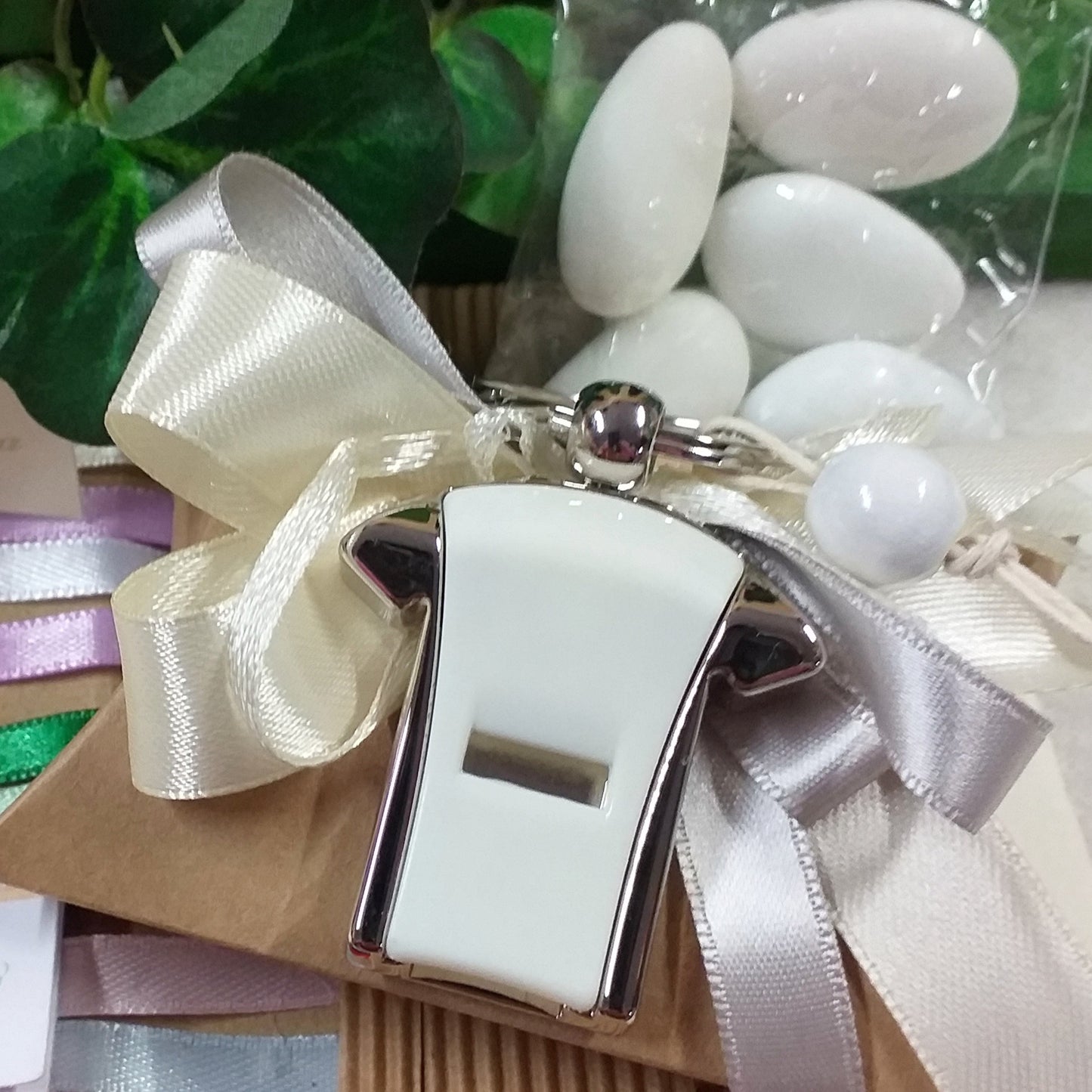 panna grigio chiaro dettagli ricordino souvenir oggettino portachiavi maglietta fischietto ciondolo pallone di calcio confezionata bustina beige avana kraft coccarda nastro 5 confetti italiani