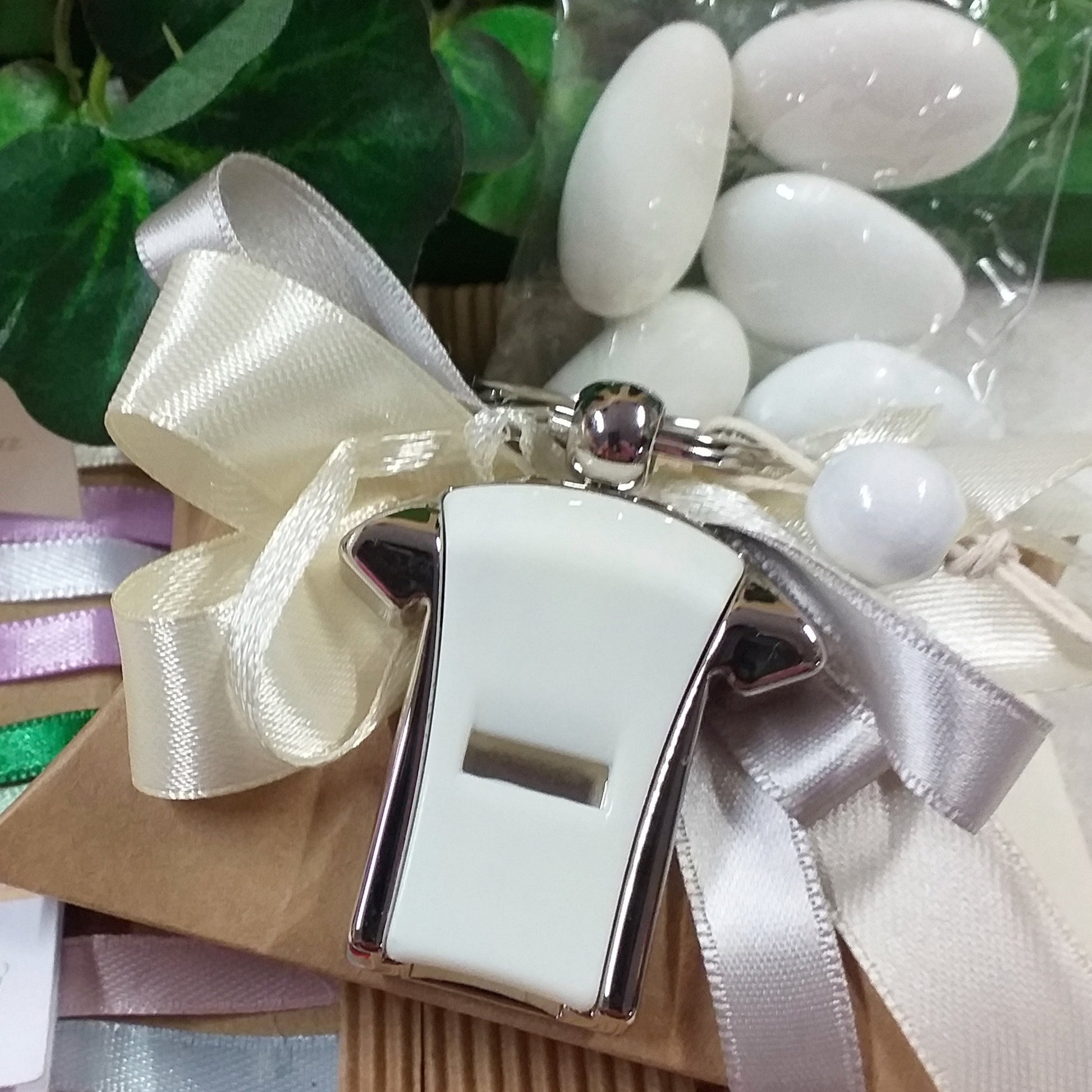 panna grigio chiaro dettagli ricordino souvenir oggettino portachiavi maglietta fischietto ciondolo pallone di calcio confezionata bustina beige avana kraft coccarda nastro 5 confetti italiani