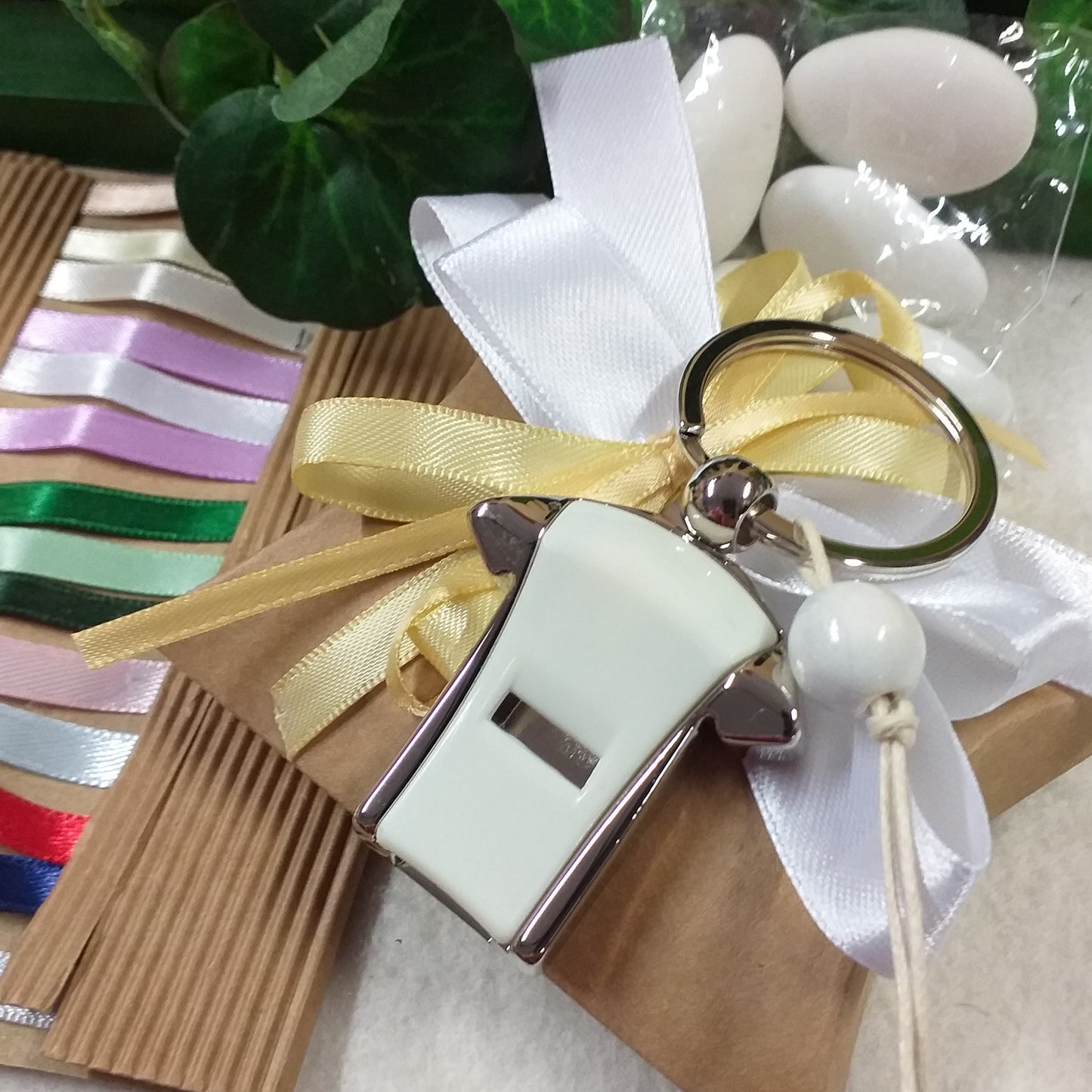 bianco giallino ricordino souvenir oggettino portachiavi maglietta fischietto ciondolo pallone di calcio confezionata bustina beige avana kraft coccarda nastro 5 confetti italiani