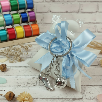 packaging nastro azzurro celeste maschio portachiavi di metallo scarpetta e pallone da calcio confezionato confetti bustina cartoncino coccarda colori italiani bigliettino ideale bomboniera segnaposto prima comunione santa cresima 18° compleanno laurea