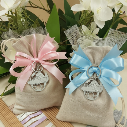 packaging rosa e celeste di pallone scarpetta anello portachiavi calcio bomboniera segnaposto ricordino comunione cresima 18° compleanno laurea facoltà educazione fisica eventi sport confezione sacchetto confetti tela juta coccarda colorata bigliettino