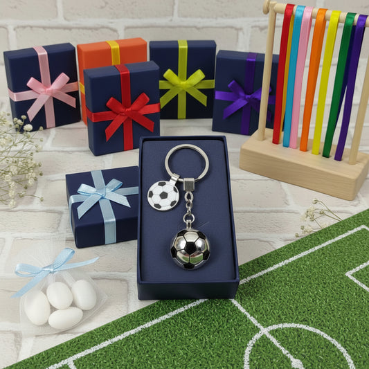 portachiavi calcio di metallo con gettone pallone bianco nero scatolina blu bomboniera Comunione Cresima da confezionare con confetti sacchetto nastrini vari colori