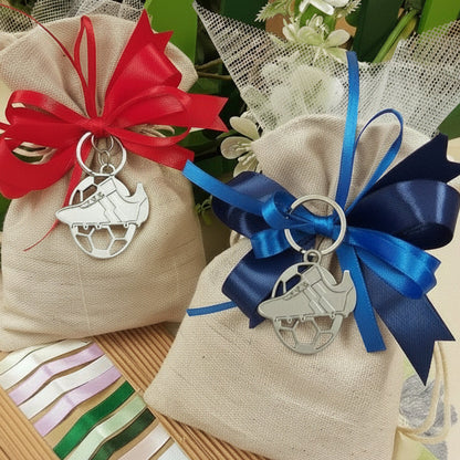 packaging rosso blu di pallone scarpetta anello portachiavi calcio bomboniera segnaposto ricordino comunione cresima 18° compleanno laurea facoltà educazione fisica eventi sport confezione sacchetto confetti tela juta coccarda colorata bigliettino