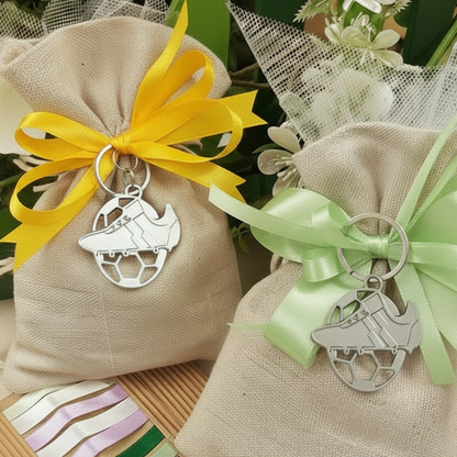 packaging giallo verde di pallone scarpetta anello portachiavi calcio bomboniera segnaposto ricordino comunione cresima 18° compleanno laurea facoltà educazione fisica eventi sport confezione sacchetto confetti tela juta coccarda colorata bigliettino