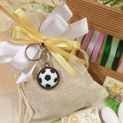 coccarda bianca giallino souvenir ciondolo portachiavi pallone di calcio anello catenella ricordino gadget confezionato sacchetto confetti rustico bomboniera bigliettini Comunione Cresima