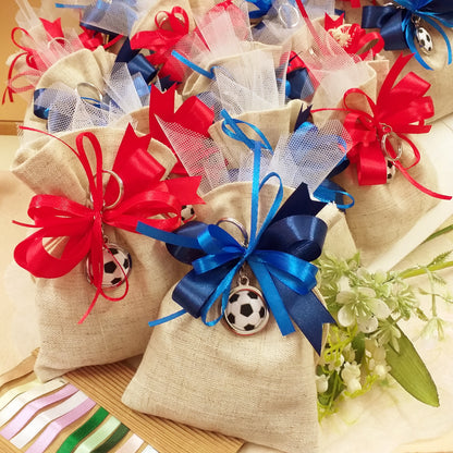 cesto confettata coccarda rossa o blu souvenir ciondolo portachiavi pallone di calcio anello catenella ricordino gadget confezionato sacchetto confetti rustico bomboniera bigliettini Comunione Cresima