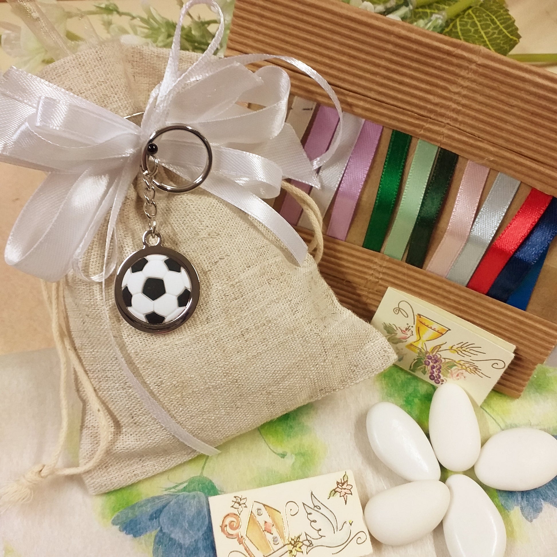 coccarda bianca souvenir ciondolo portachiavi pallone di calcio anello catenella ricordino gadget confezionato sacchetto confetti rustico bomboniera bigliettini Comunione Cresima
