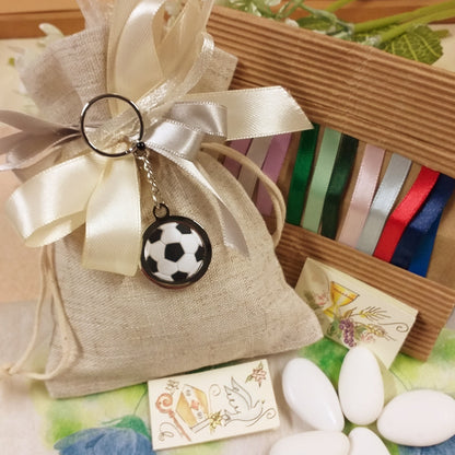gadget ricordino souvenir ciondolo portachiavi pallone di calcio anello catenella confezionato sacchetto confetti rustico bomboniera nastro grigio-perla panna avorio bigliettini Comunione Cresima