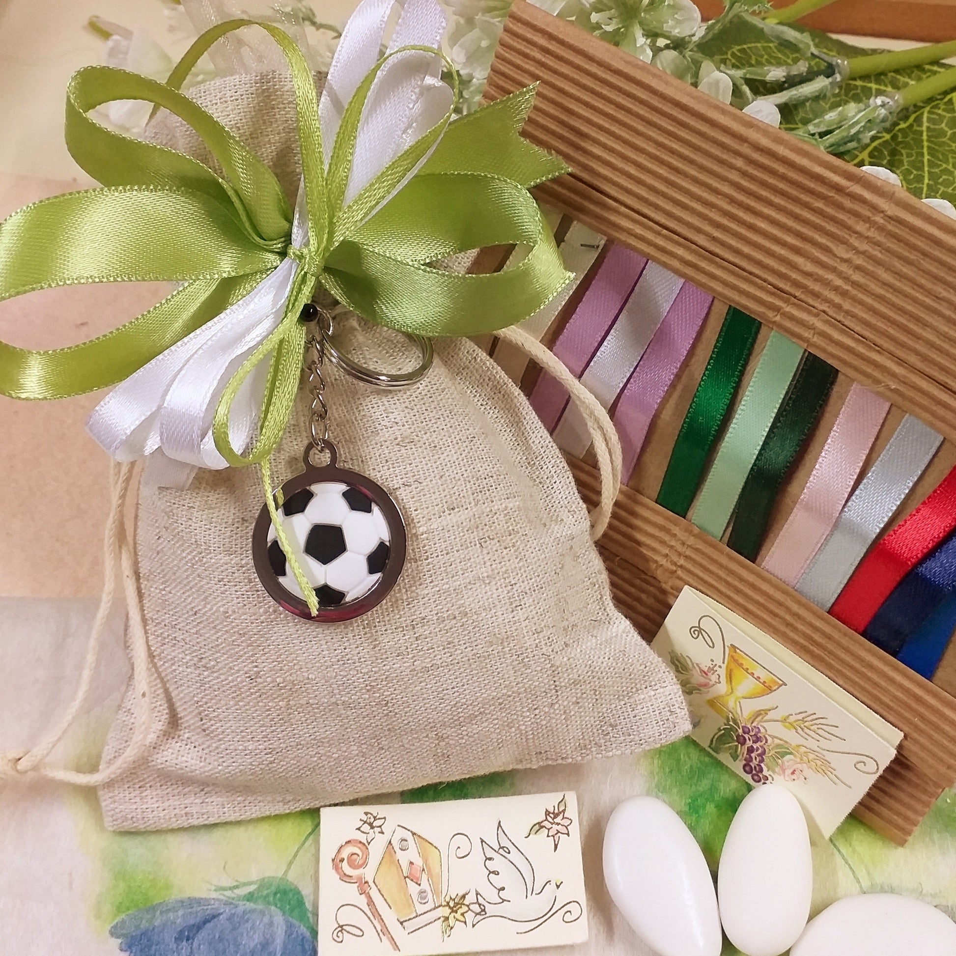 ciondolo portachiavi pallone di calcio anello catenella confezionato sacchetto confetti rustico bomboniera nastro verde bianco bigliettini Comunione Cresima