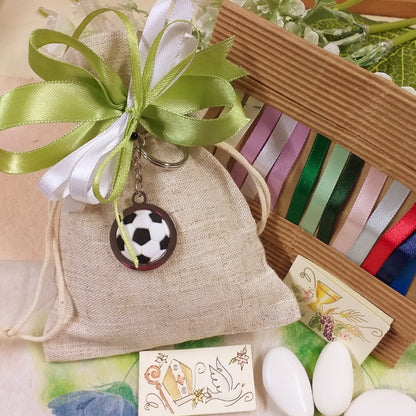 ciondolo portachiavi pallone di calcio anello catenella confezionato sacchetto confetti rustico bomboniera nastro verde bianco bigliettini Comunione Cresima