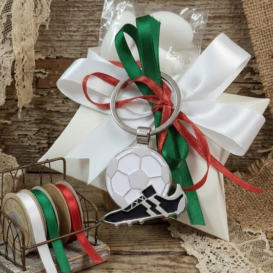 portachiavi di metallo scarpetta e pallone da calcio confezionato confetti bustina cartoncino coccarda colori italiani ideale bomboniera segnaposto prima comunione santa cresima 18° compleanno laurea
