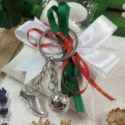 portachiavi di metallo scarpetta e pallone da calcio confezionato confetti bustina cartoncino coccarda colori italiani bigliettino ideale bomboniera segnaposto prima comunione santa cresima 18° compleanno laurea