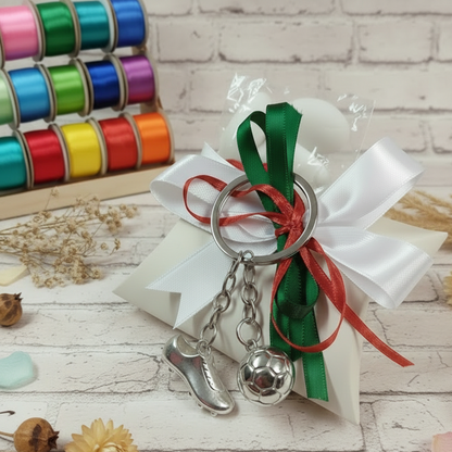 scelta colori nastri e portachiavi di metallo scarpetta e pallone da calcio confezionato confetti bustina cartoncino coccarda colori italiani bigliettino ideale bomboniera segnaposto prima comunione santa cresima 18° compleanno laurea