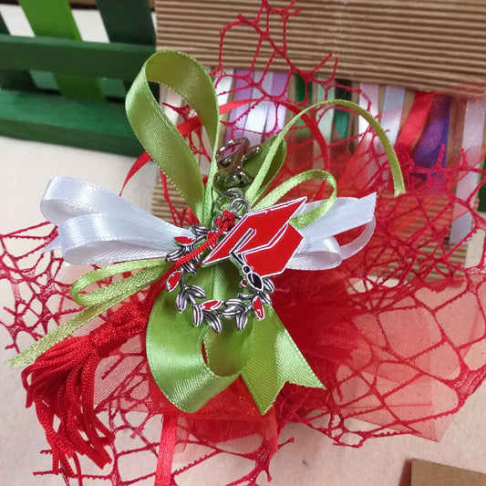 bianco e verde colori bomboniera confezionata confetti sacchettino rete bigliettino rosso portachiavi laurea di metallo corona d'alloro tocco cappello smaltato nappina gancio moschettone