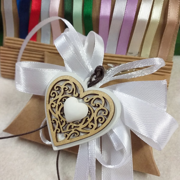 bianco packaging bomboniera bustina portaconfetti avana kraft beige confezionata confetti portachiavi cuore legno gessetto moschettone cordino cerato
