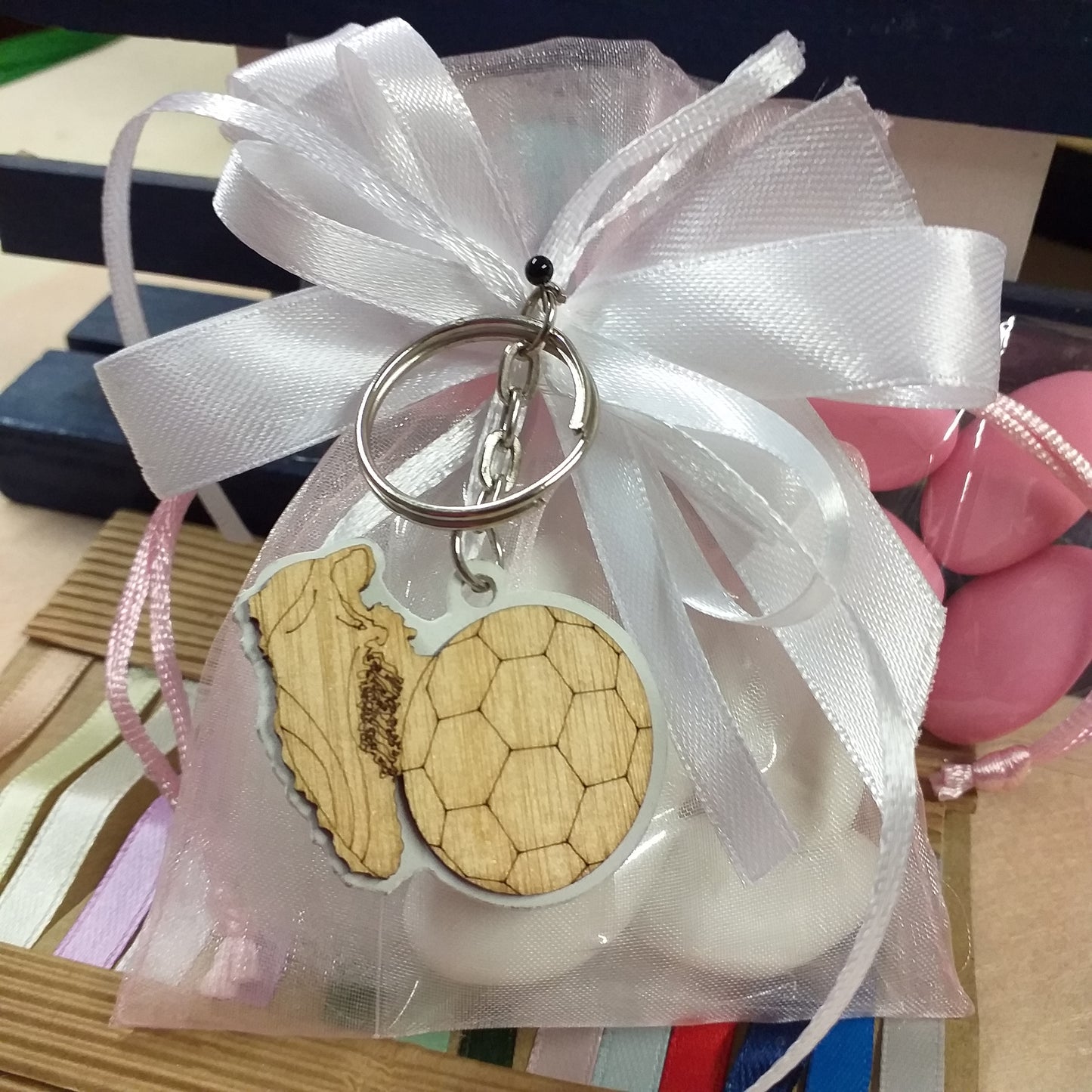 bianco calcio pallone scarpa ciondolo legno green portachiavi da confezionare italian confetti bomboniere prima comunione cresima battesimo laurea 18 anni nastro sacchettino