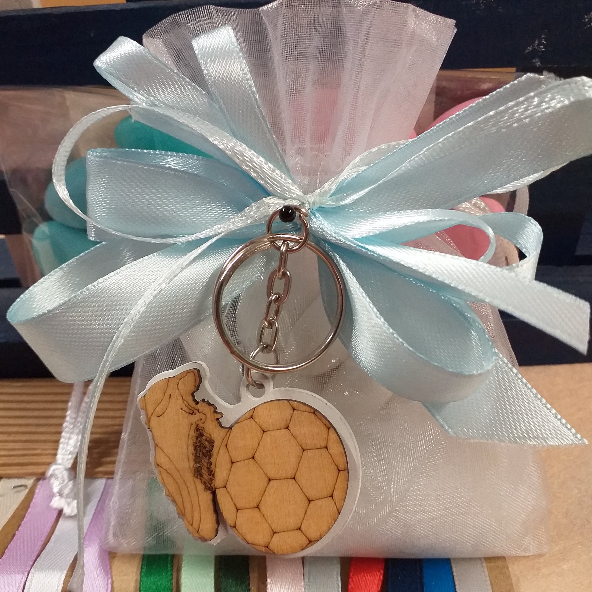 bianco e celeste azzurro bambino maschietto calcio pallone scarpa ciondolo legno green portachiavi da confezionare italian confetti bomboniere prima comunione cresima battesimo laurea 18 anni nastro sacchettino
