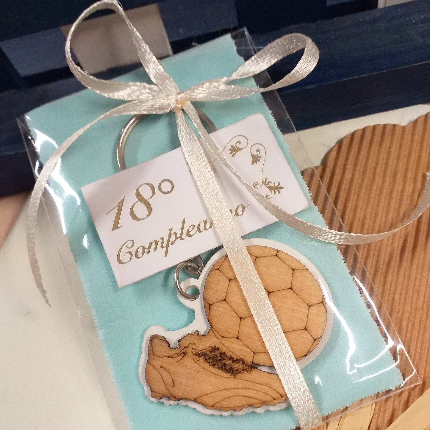 bustina con targhettina bigliettino 18° compleanno calcio pallone scarpa legno ciondolo portachiavi da confezionare italian bomboniere packaging ricordini gadget squadre sportive