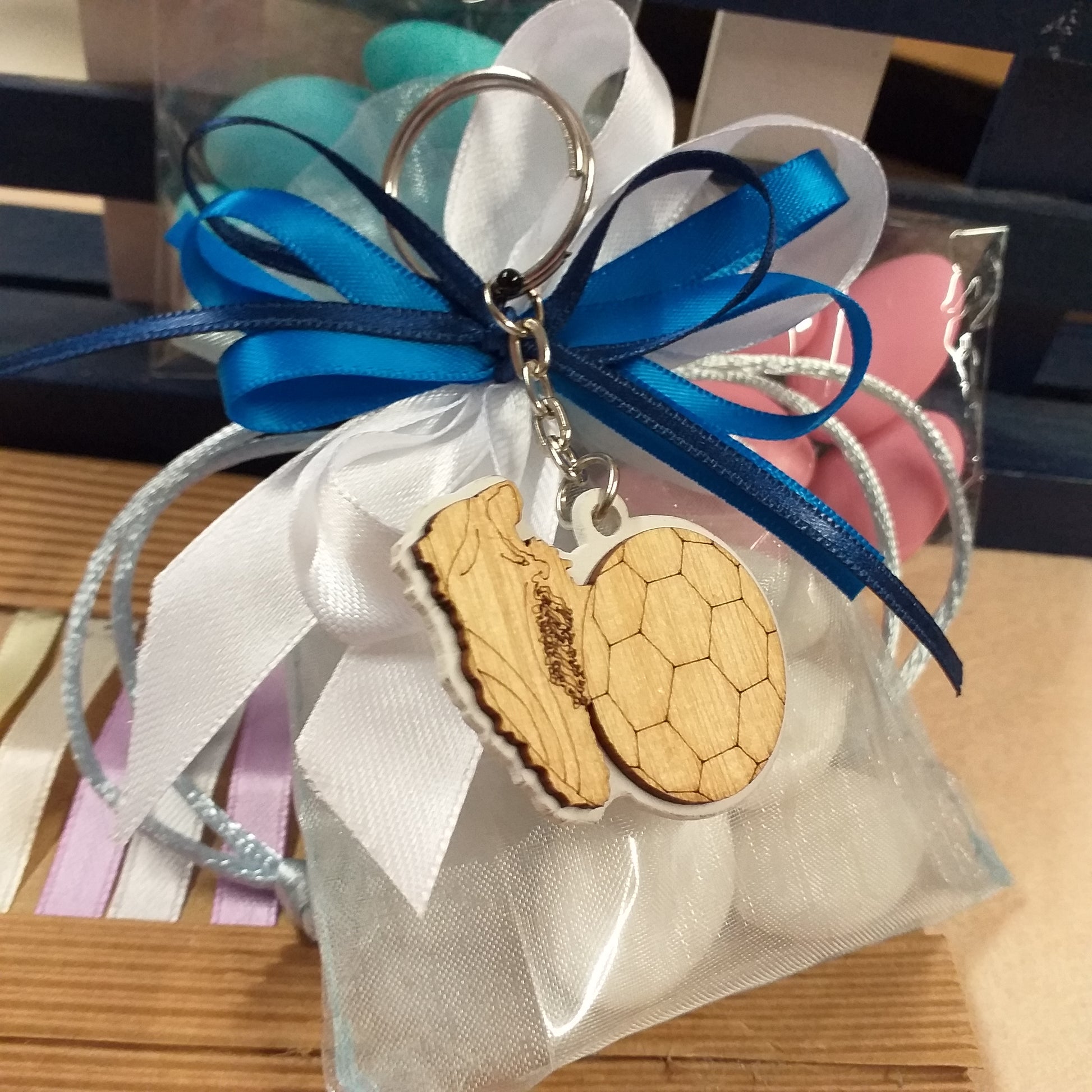 bianco e blu calcio pallone scarpa ciondolo legno green portachiavi da confezionare italian confetti bomboniere prima comunione cresima battesimo laurea 18 anni nastro sacchettino