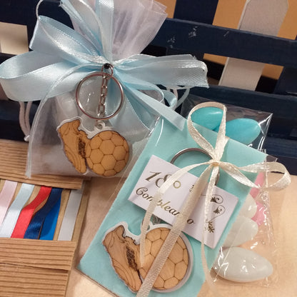 bianco celeste o altri colori calcio pallone scarpa ciondolo legno green portachiavi da confezionare italian confetti bomboniere prima comunione cresima battesimo laurea 18 anni nastro sacchettino bustina