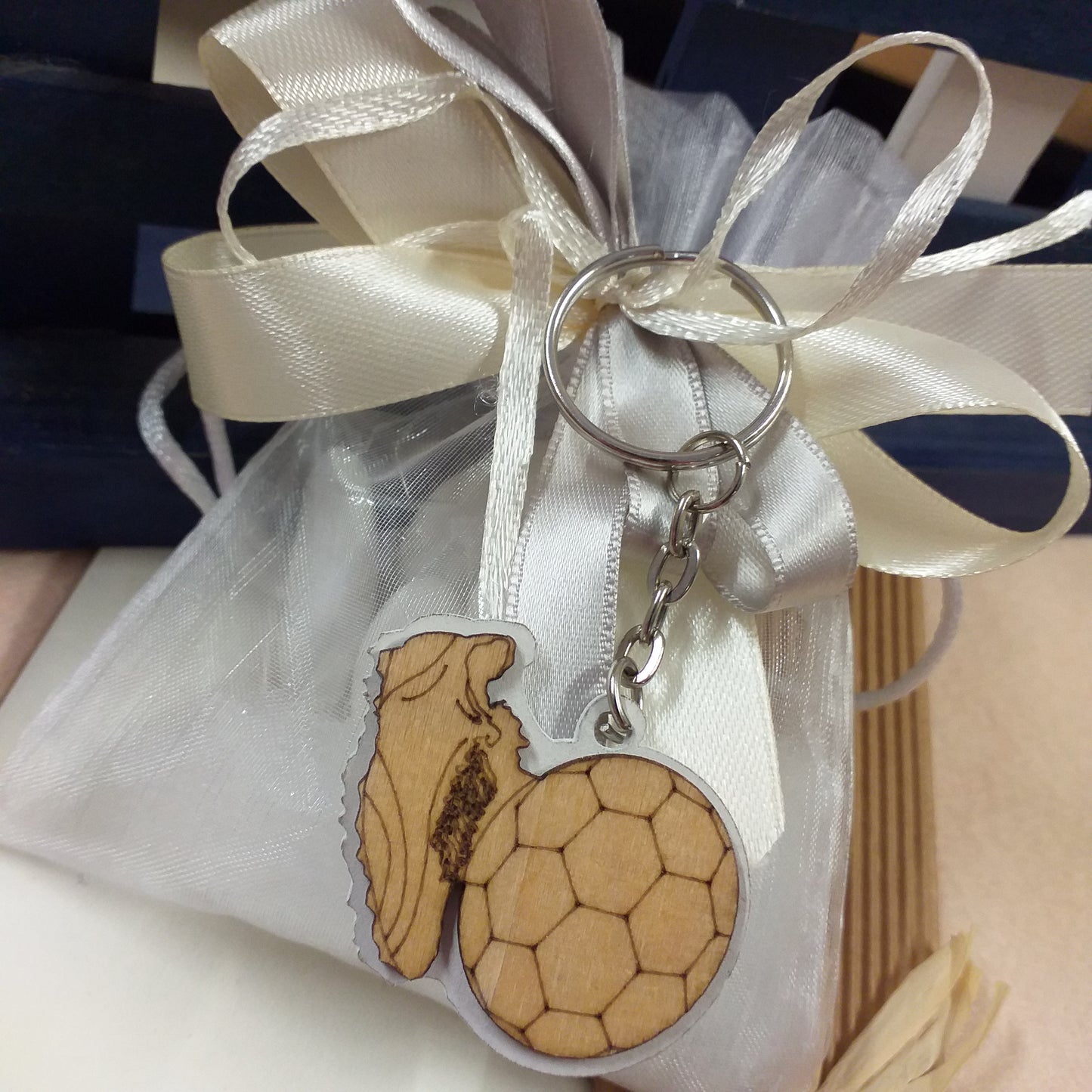 panna grigio shabby calcio pallone scarpa legno ciondolo portachiavi da confezionare italian bomboniere prima comunione cresima battesimo laurea 18 anni nastrino bustina packaging ricordini gadget squadre sportive