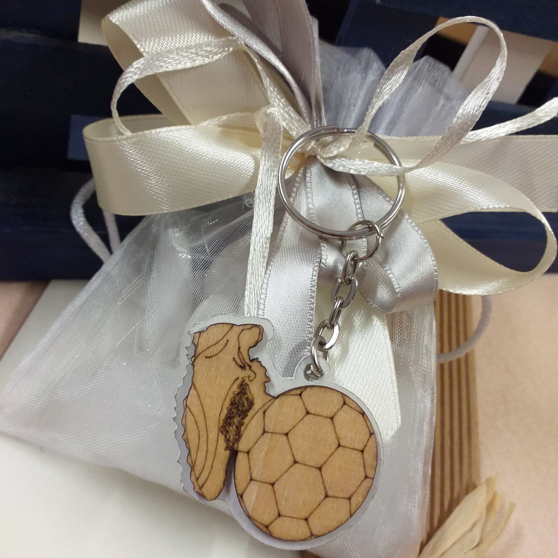 panna grigio shabby calcio pallone scarpa legno ciondolo portachiavi da confezionare italian bomboniere prima comunione cresima battesimo laurea 18 anni nastrino bustina packaging ricordini gadget squadre sportive