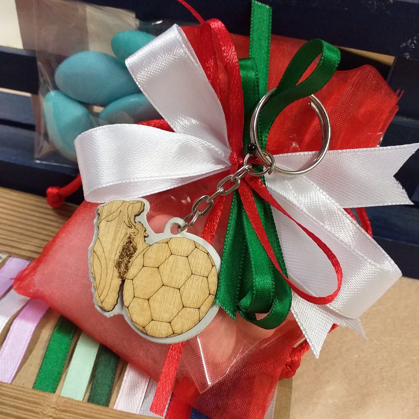 rosso bianco verde calcio pallone scarpa ciondolo legno green portachiavi da confezionare italian confetti bomboniere prima comunione cresima battesimo laurea 18 anni nastro sacchettino