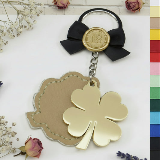 packaging nero e portachiavi resina simil-plex similpelle quadrifoglio con simbolo applicazione simil ceralacca numero 18 per bomboniera originale particolare segnaposto diciottesimo compleanno
