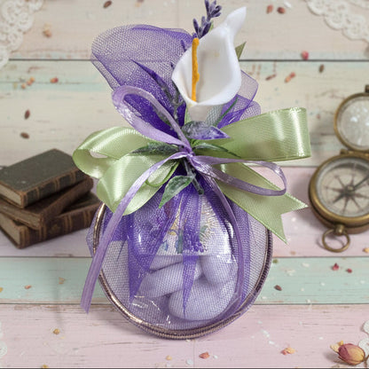 confezione confetti con portaconfetti cerchio modello globo universo per bomboniera confezionata o fai da te con tulle lilla lavanda calla rametto lavanda piccola coccarda nastro verde salvia bigliettino comunione