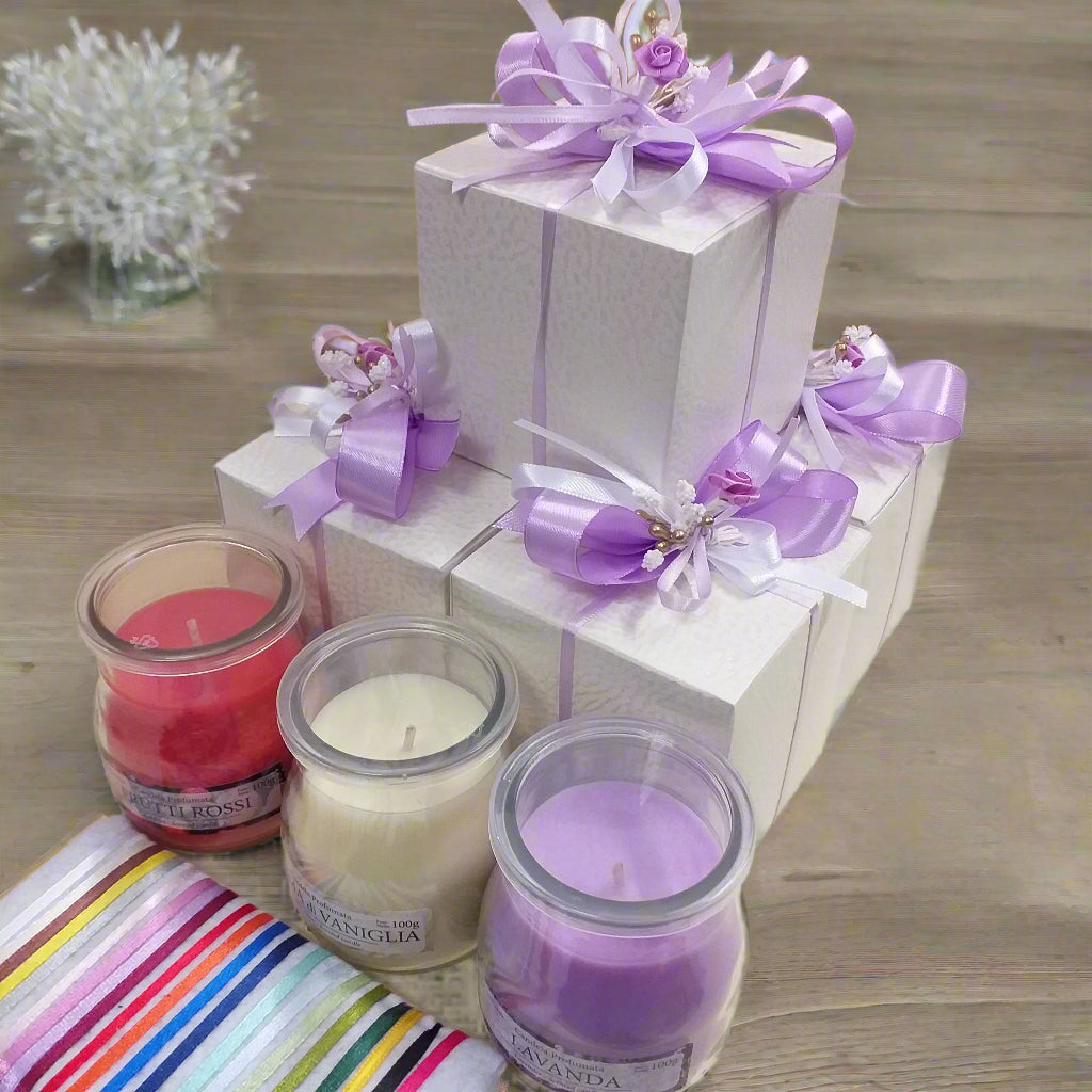 allestimento a torta con frutti rossi vaniglia lavanda candele bomboniere profumate confezionate confetti scatole matrimonio prima comunione scelta colori nastrini