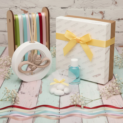 packaging giallino icone originali bomboniere diffusore profumatore d'ambiente Prima Comunione Santa Cresima oggetto resina ceramica bianco beige terracotta simboli Calice pane spighe bastoncini di midollino essenza scatola ciuffo pompon sacchetto confezione confetti nastrini colorati da scegliere